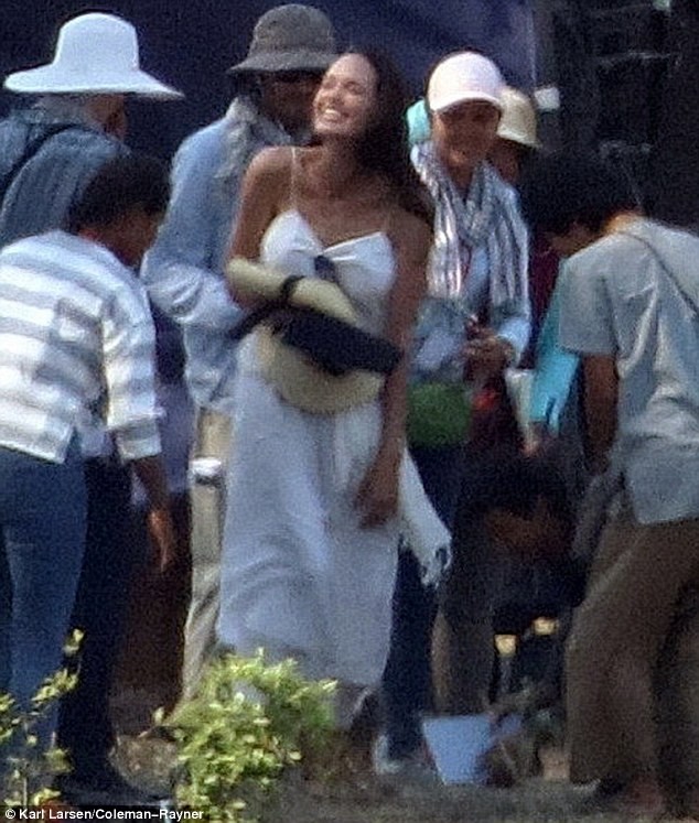 Angelina Jolie gay xo xac tren phim truong o Campuchia-Hinh-11